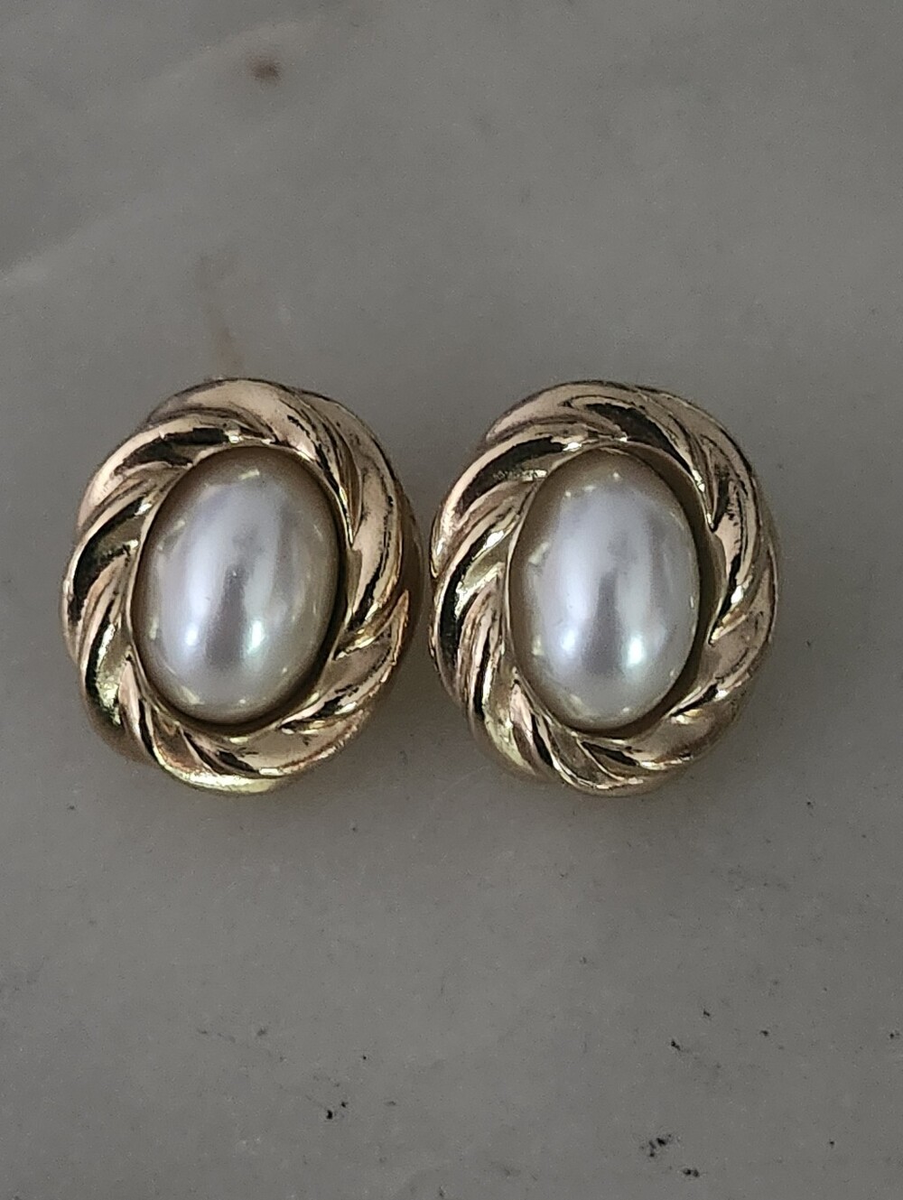 Vtg Avon Gold Tone Pearl Twist Earrings